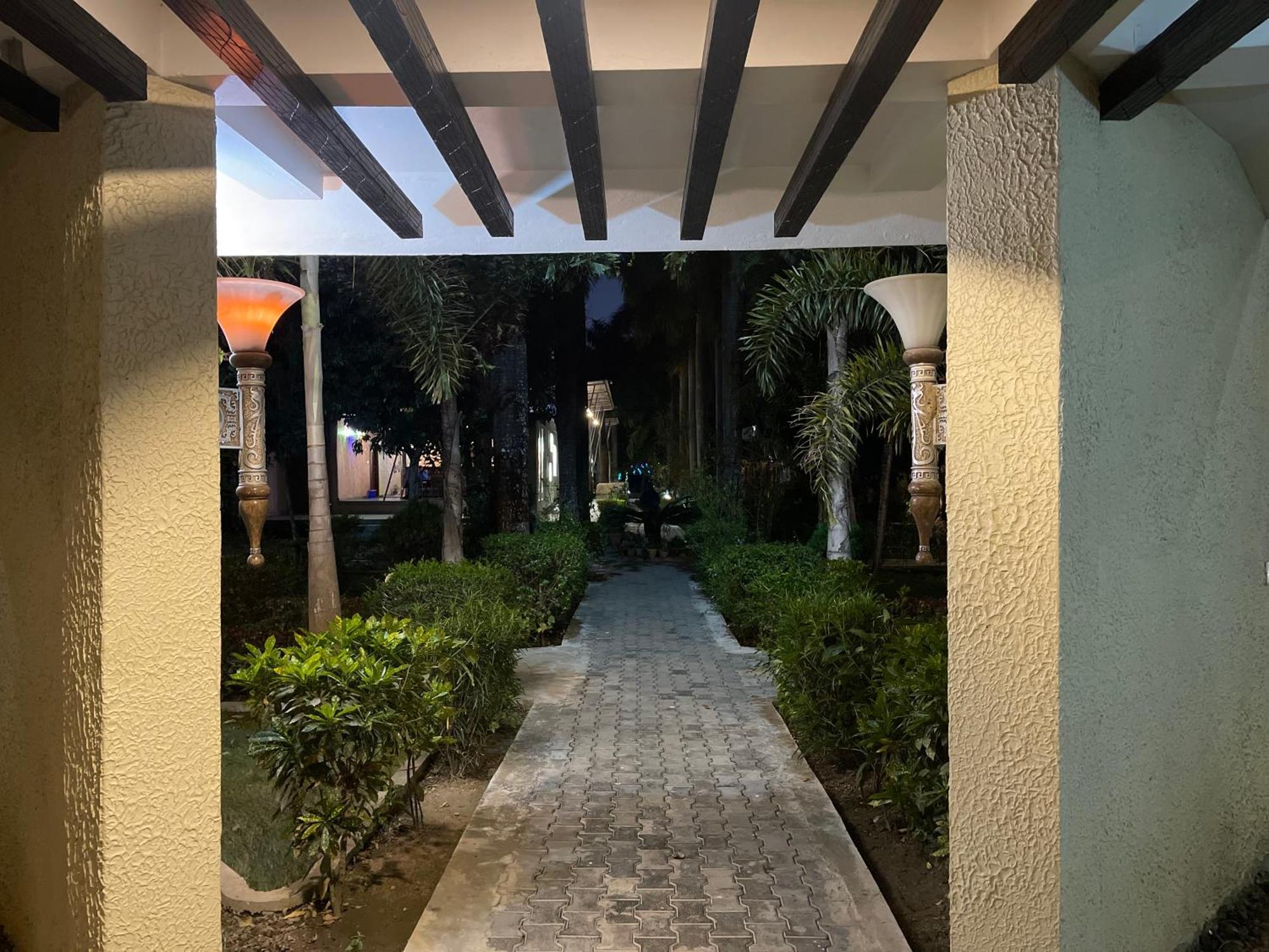 Royal Tiger Luxury Resort 4 Star Sauraha Exterior foto