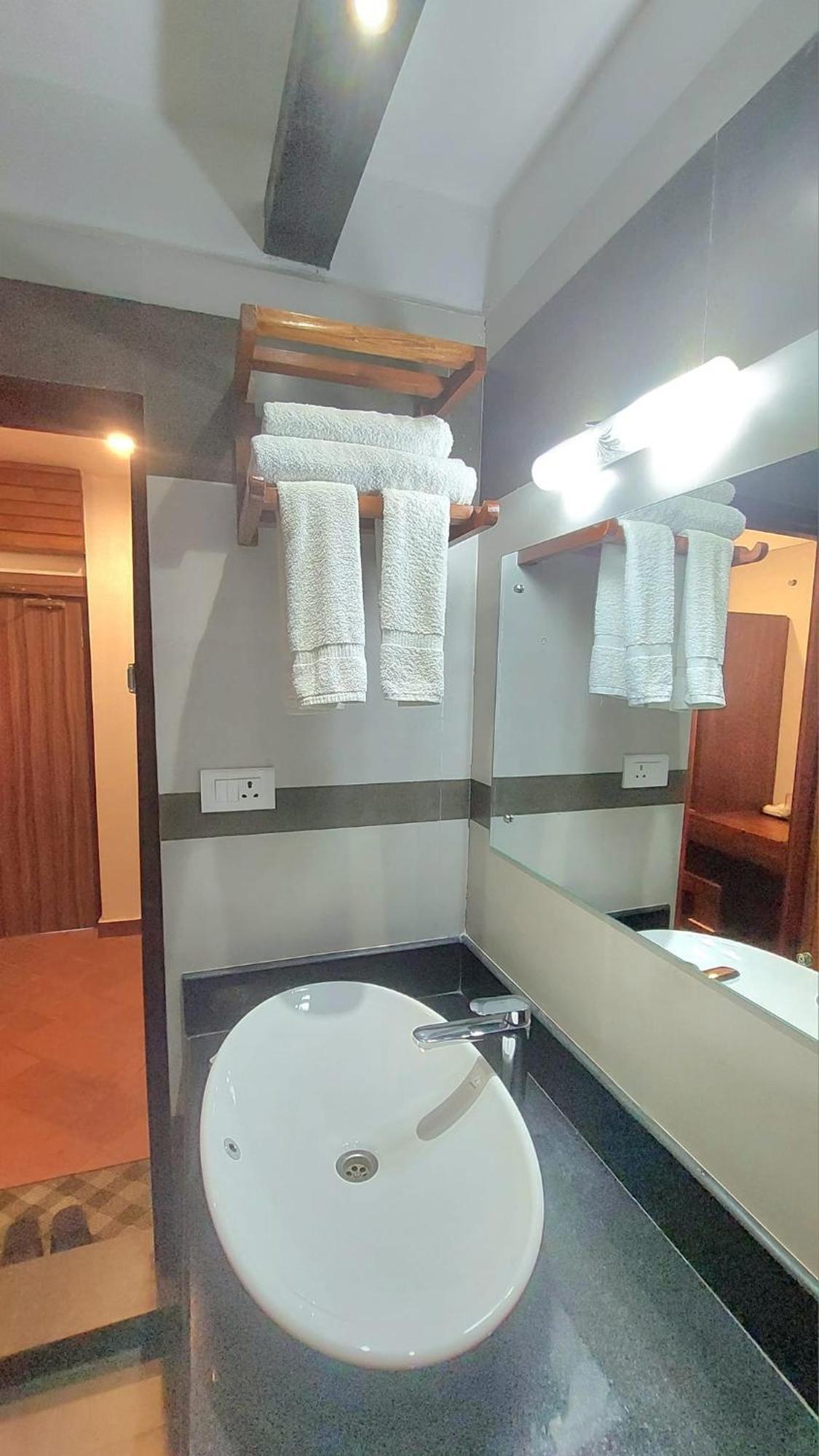 Royal Tiger Luxury Resort 4 Star Sauraha Exterior foto