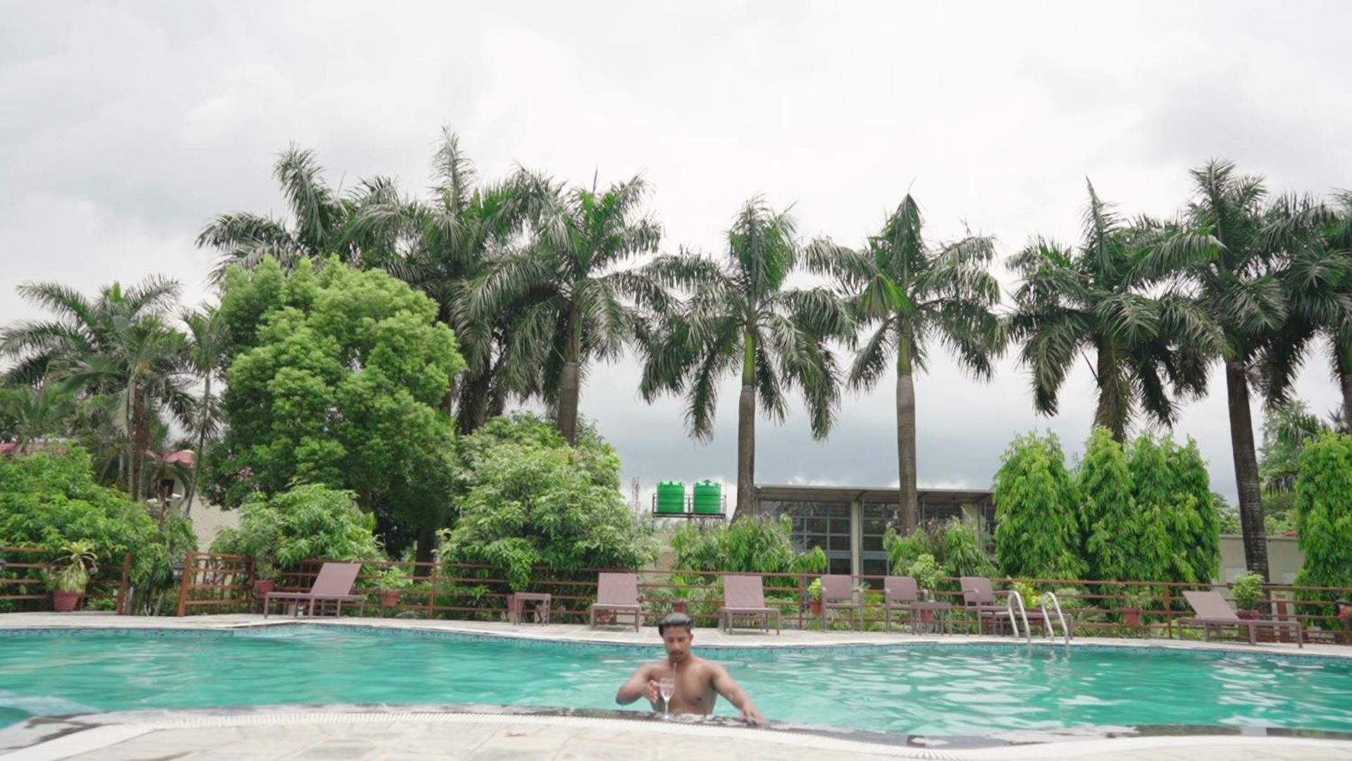 Royal Tiger Luxury Resort 4 Star Sauraha Exterior foto